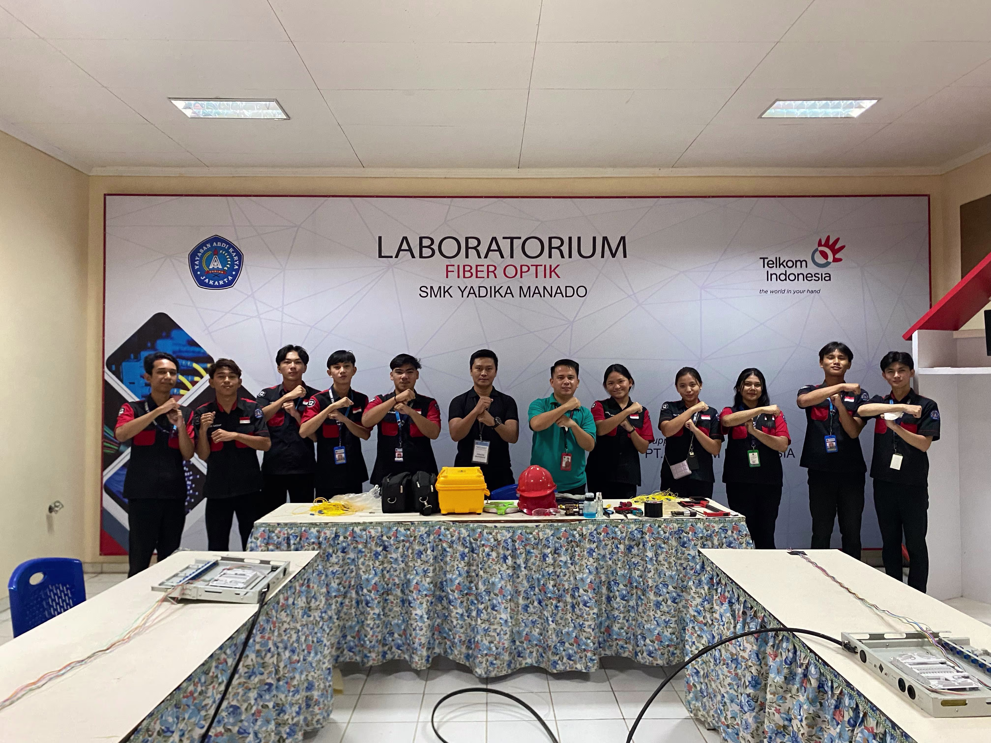 siswa/i tkj kelas 12 sedang melakukan ukk